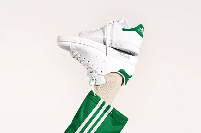 White Adidas sneakers and eobuwie logo. White Adidas sneakers and eobuwie logo.